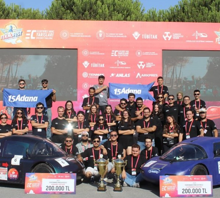 1.5 Adana Elektromobil ve AGM Hidromobil Takımları, TÜBİTAK MAM Gebze Yerleşkesi’nde düzenlenen TEKNOFEST 2025 Efficiency Challenge Yarışları’nda Elektromobil ve Hidromobil Kategorilerinde Performans İkinciliği elde etti.